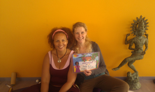 Helen Purperhart en Fraukje met het tieneryoga certificaat
